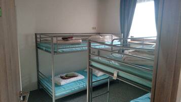 3 makuuhuonetta, silitysrauta/-lauta, vauvan matkasänky, Wi-Fi