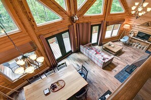 Télévision, cheminée, espaces bureaux