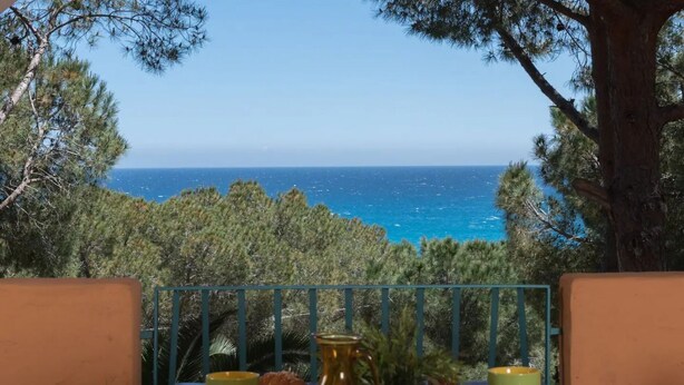 A table with breakfast items and a view of the sea. - [Sunrise] Seaview apartment with large terrace (Orosei)