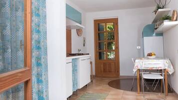 Fridge, oven, cookware/dishes/utensils