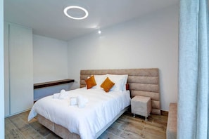 6 bedrooms, iron/ironing board, free WiFi, bed sheets