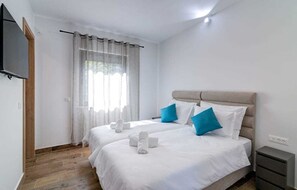 6 bedrooms, iron/ironing board, free WiFi, bed sheets