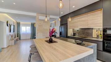 Réfrigérateur, micro-ondes, four, lave-vaisselle