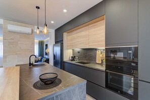 Een koelkast, een microgolfoven, een oven, een vaatwasser