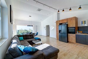 TV, mesa de pingue-pongue