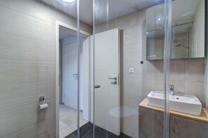 Shower, hair dryer, towels