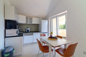 Kühlschrank, Mikrowelle, Ofen, Geschirrspüler
