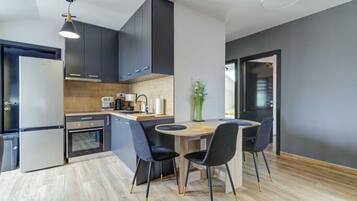 Kühlschrank, Ofen, Geschirrspüler, Wasserkocher mit Kaffee-/Teezubehör