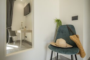 Deluxe Double Room | Memory foam beds, in-room safe, desk, blackout drapes - LA DOLCE VITA ROOMS (Procida)