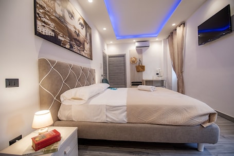 Colchones con efecto memoria y caja de seguridad en la habitación . LA DOLCE VITA ROOMS