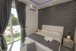 Deluxe Double Room - LA DOLCE VITA ROOMS (Procida)