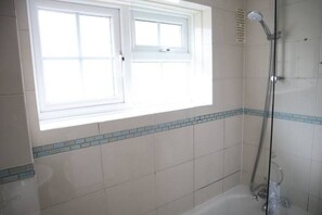 Séchoir à cheveux, serviettes fournies, savon, shampooing