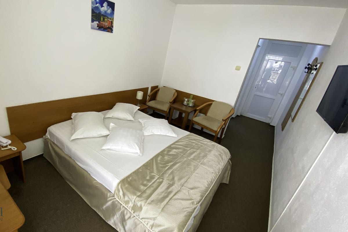 1 habitación, minibar, escritorio y ropa de cama