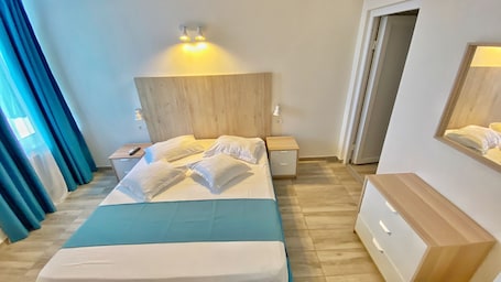 Junior Apartment, Balcony | Minibar, desk, bed sheets. Hotel Decebal Neptun