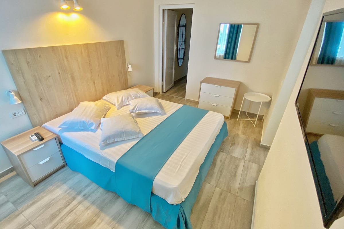 1 habitación, minibar, escritorio y ropa de cama