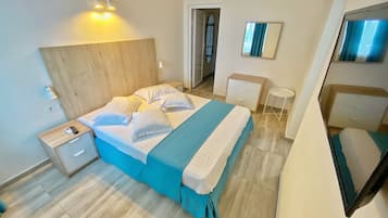 Minibar, escritorio y ropa de cama
