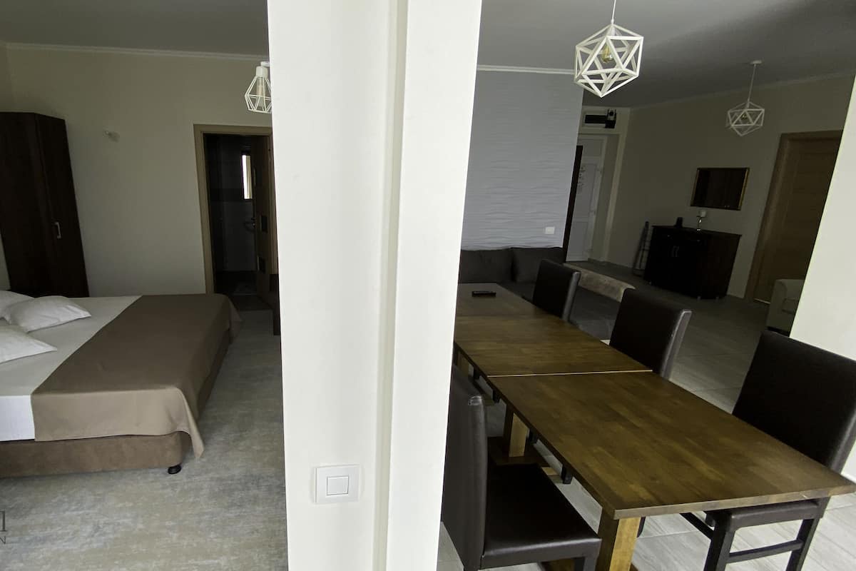 1 habitación, minibar, escritorio y ropa de cama