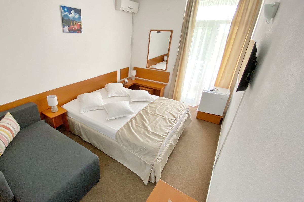 1 habitación, minibar, escritorio y ropa de cama