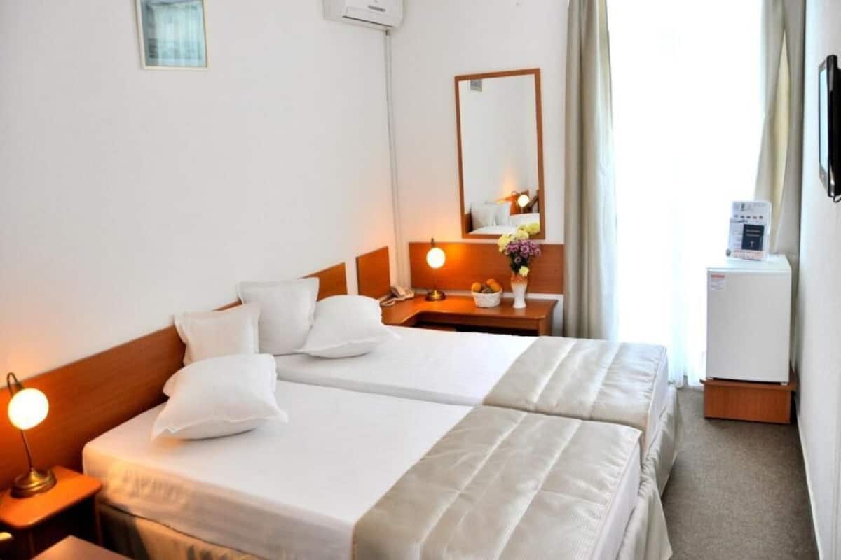 1 habitación, minibar, escritorio y ropa de cama