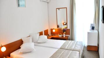 Standard Twin Room, 1 Bedroom, Balcony | Minibar, desk, bed sheets