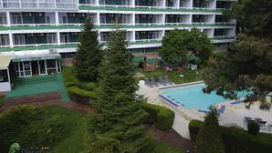 A hotel with a pool area, multiple floors, and a green and white color scheme. - Hotel Decebal Neptun (Neptun)