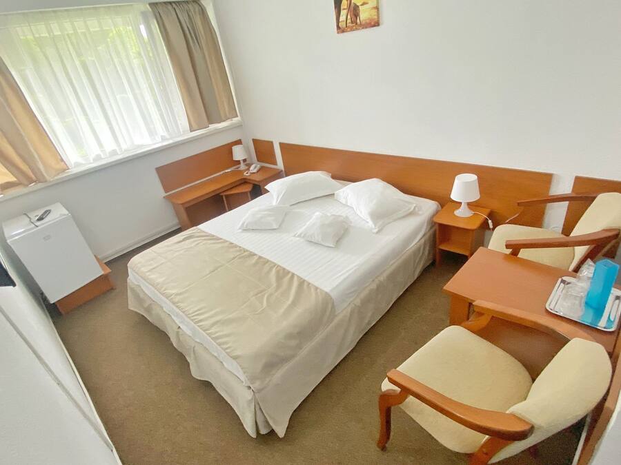 Economy, Without balcony | Minibar, una scrivania, lenzuola