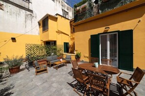 Outdoor dining - CENTRAL Designer Apartment, Toledo + Terrace (Napoli)