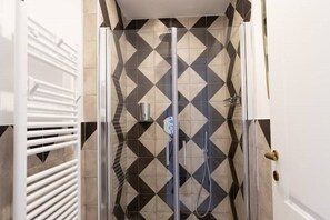Regadera, secadora de cabello, bidet, toallas 