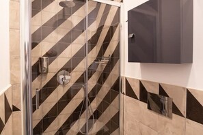 Shower, hair dryer, bidet, towels - Centralissimo Monolocale CON Terrazzo Metro Toledo (Napoli)