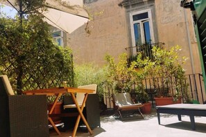 Outdoor dining - Centralissimo Monolocale CON Terrazzo Metro Toledo (Napoli)