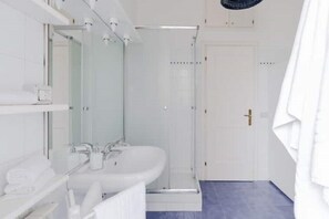 تجهيزات دش، مجففات شعر، مراحيض شطف، مناشف