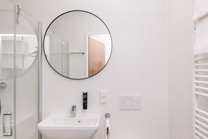 Eenvoudige studio | Badkamer | Een douche, handdoeken, zeep, shampoo