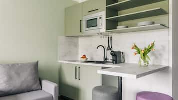 Estudio familiar | Cocina privada | Refrigerador, microondas, horno y parrilla de estufa