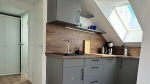 A modern kitchen with grey cabinets, a wooden countertop, and a skylight. - Holiday on the Moselle in the Weinberg holiday apartment in Zell (Moselle) (Zell (Mosel))