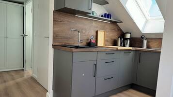 Een koelkast, een kookplaat, een vaatwasser