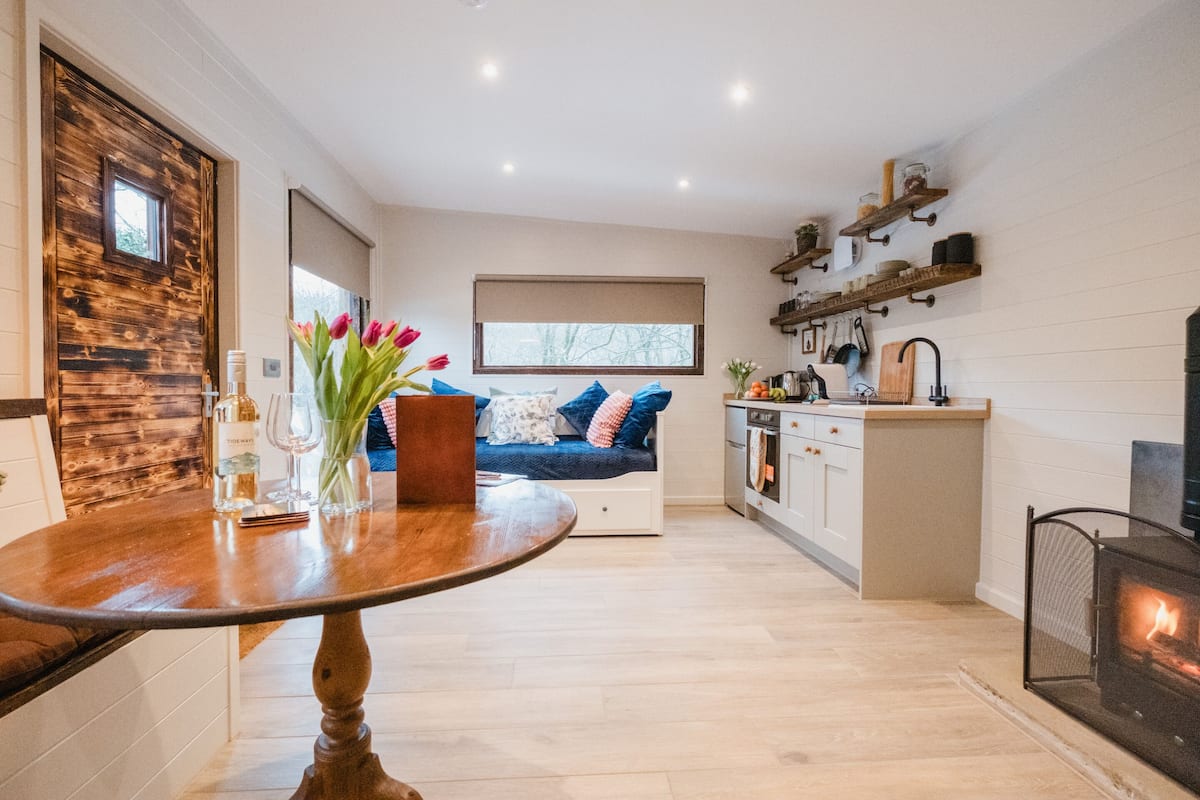 Deluxe Cabin, Ensuite, Canal View (Spys Cabin ) | Private kitchen