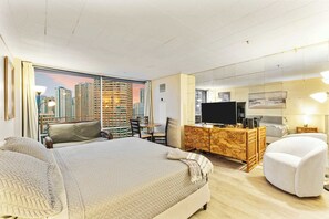 WiFi, bed sheets - City View studio just steps from the beach (Honolulu)