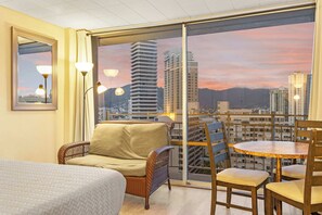 WiFi, bed sheets - City View studio just steps from the beach (Honolulu)