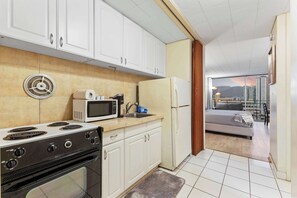 雪櫃、微波爐、焗爐、爐具