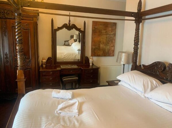 Desk, laptop workspace, free WiFi, bed sheets - Bella Vista (Llandudno)