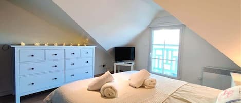 2 bedrooms, travel crib, WiFi, bed sheets