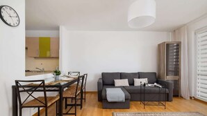Una sala de estar moderna con un sofá, una mesa de centro y un comedor.