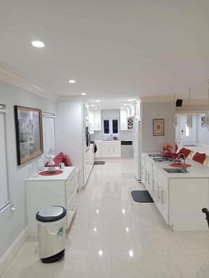 Fridge, microwave, oven, stovetop - Perfect get away from big city life (Freeport)