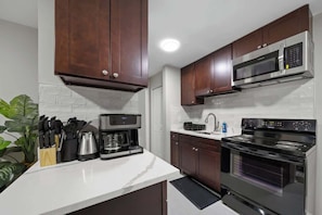 Fridge, microwave, oven, stovetop - Modern 1BD Apartment Near Ferndale (Hazel Park)