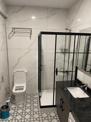 Economy Apartment | Bathroom | Free toiletries, hair dryer, slippers