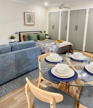 Dining - Self-contained Studio in Pimpama - Gold Coast. Close to all major theme parks. (Pimpama)