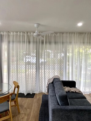 Smart TV - Self-contained Studio in Pimpama - Gold Coast. Close to all major theme parks. (Pimpama)