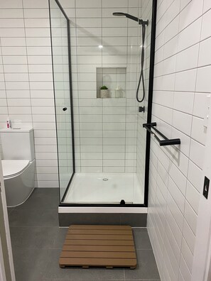 Dusj, hårføner, håndklær og såpe