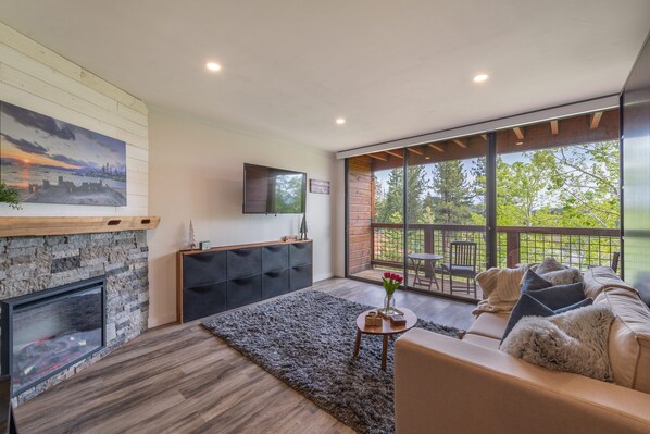 Televisión y chimenea 