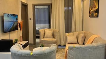 Apartamento família | Área de estar | Smart TV 24 cm com canais digitais